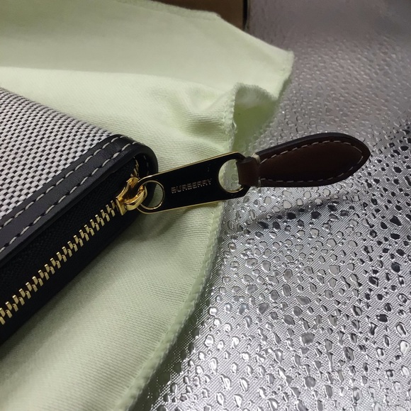 BURBERRY HORSEFERRY, NWT, FULL ZIP WALLET, NO FLAWS - Picture 11 of 16